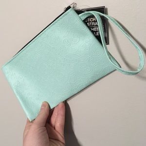 NWT🎊Mint Wristlet w/ Textured Filigree⚜️ Design
